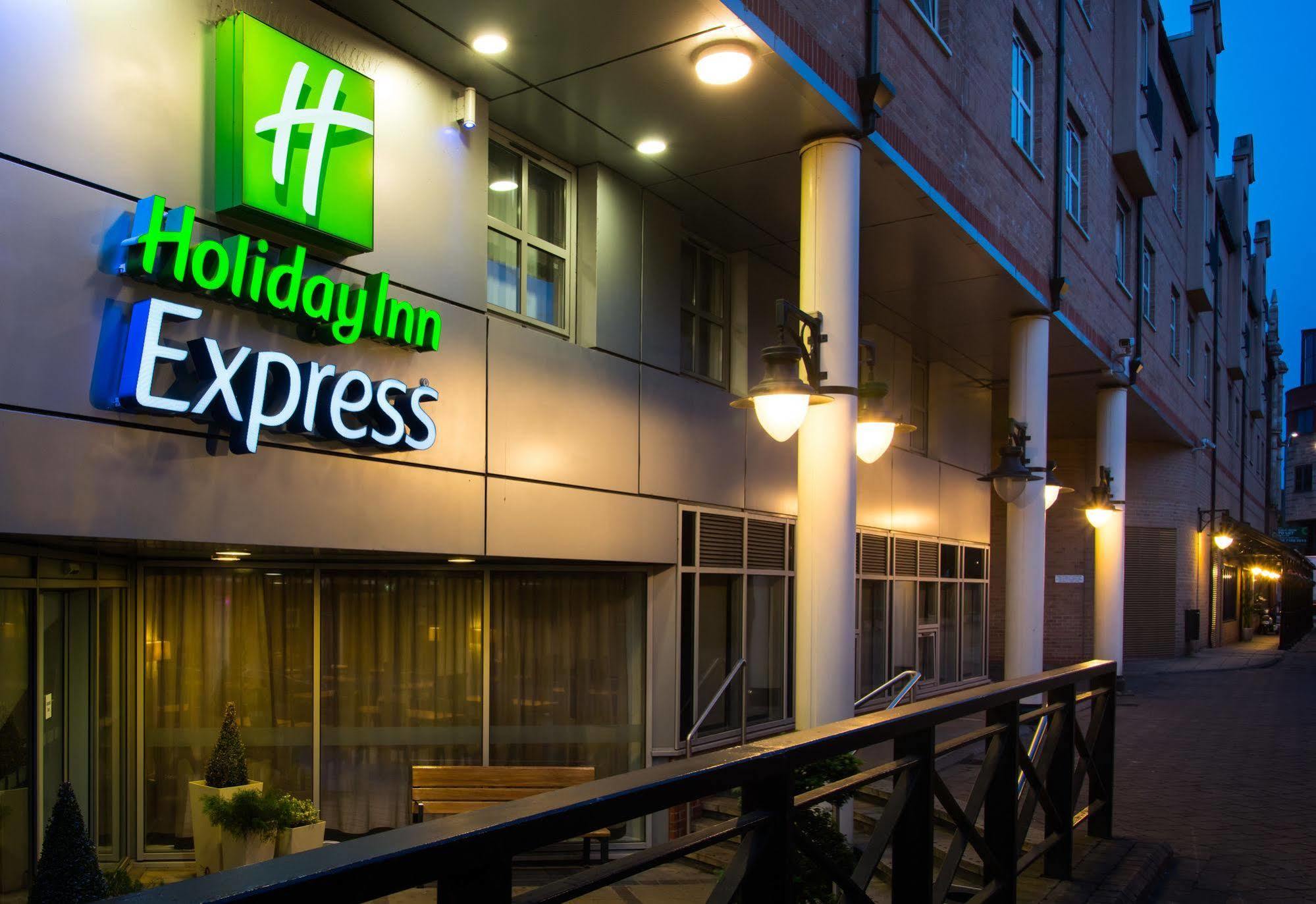 Holiday Inn Express London-Hammersmith, An Ihg Hotel Exterior photo